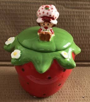 Cargue la imagen en el visor de la galería, Strawberry Shortcake Sitting Small Sculpted Ceramic Cookie Jar

