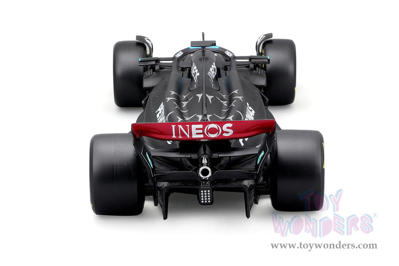 Cargue la imagen en el visor de la galería, Toy Wonders Bburago Formula Racing - Mercedes AMG Petronas George Russell with Driver Formula One F1 2023 1/24 scale Figure
