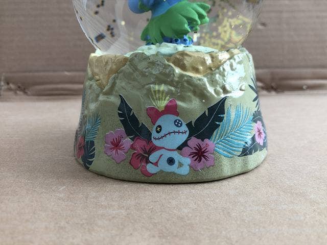 Cargue la imagen en el visor de la galería, Lilo and Stitch Sand Plants Hula 100mm Sculpted Snow Globe
