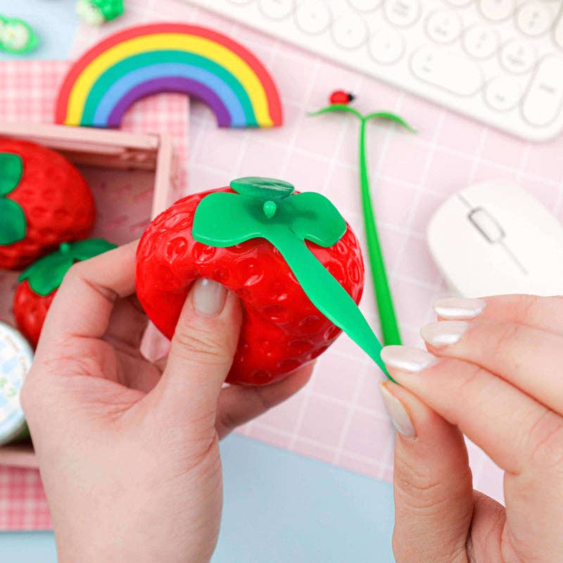 Cargue la imagen en el visor de la galería, Strawberry Shaped Sensory Toy
