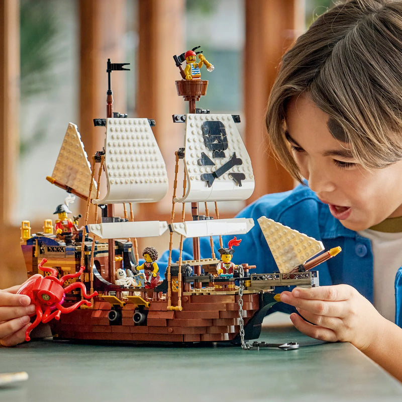 Cargue la imagen en el visor de la galería, LEGO Creator 3 in 1 - Iconic Pirate Ship Building Toy Figure
