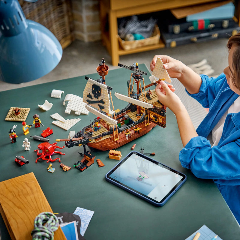 Cargue la imagen en el visor de la galería, LEGO Creator 3 in 1 - Iconic Pirate Ship Building Toy Figure
