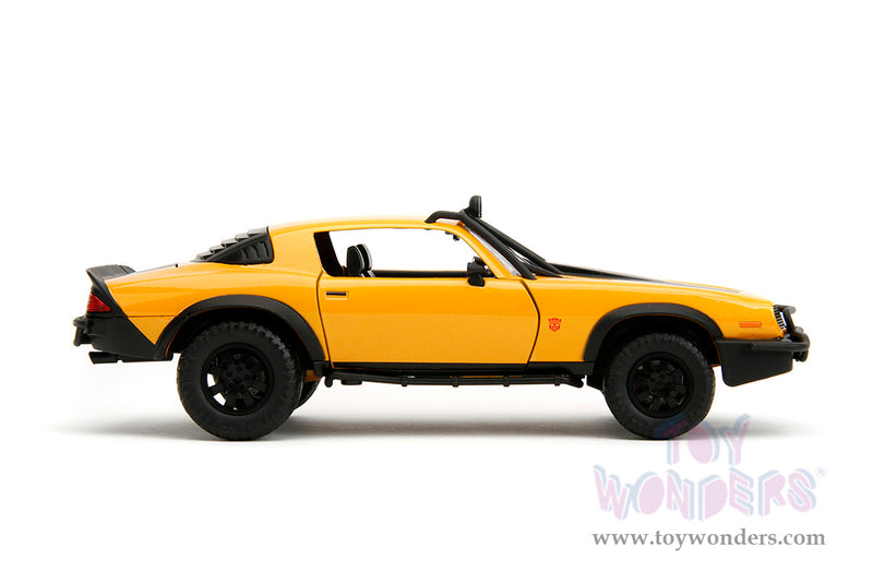 Load image into Gallery viewer, Toy Wonders Hollywood Rides Transformers 7 - 1977 Chevrolet® Camaro® Bumblebee with Transformers Diecast Statue 1/24 Die Cast Vehicle
