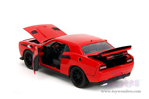 Hollywood Rides: Dodge Challenger SRT with Glenn The Walking Dead Diecast Jada Toys Figure