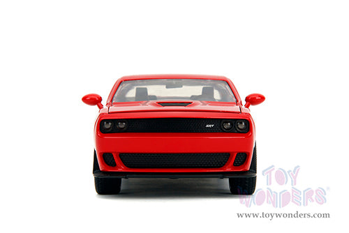 Chargez l&#39;image dans la visionneuse de la galerie, Hollywood Rides: Dodge Challenger SRT with Glenn The Walking Dead Diecast Jada Toys Figure
