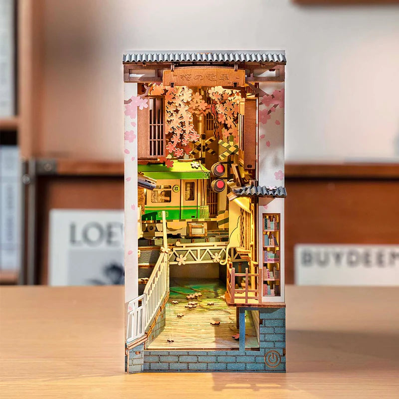 Chargez l&#39;image dans la visionneuse de la galerie, Robotime Rolife - Sakura Densya DIY Book Nook Shelf Insert Figure
