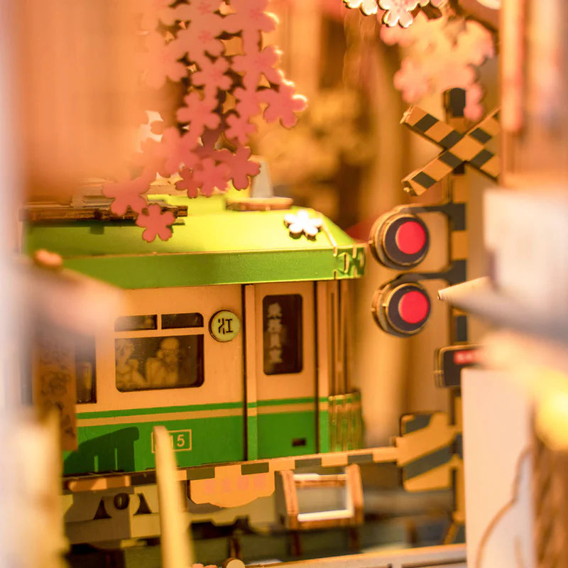 Chargez l&#39;image dans la visionneuse de la galerie, Robotime Rolife - Sakura Densya DIY Book Nook Shelf Insert Figure
