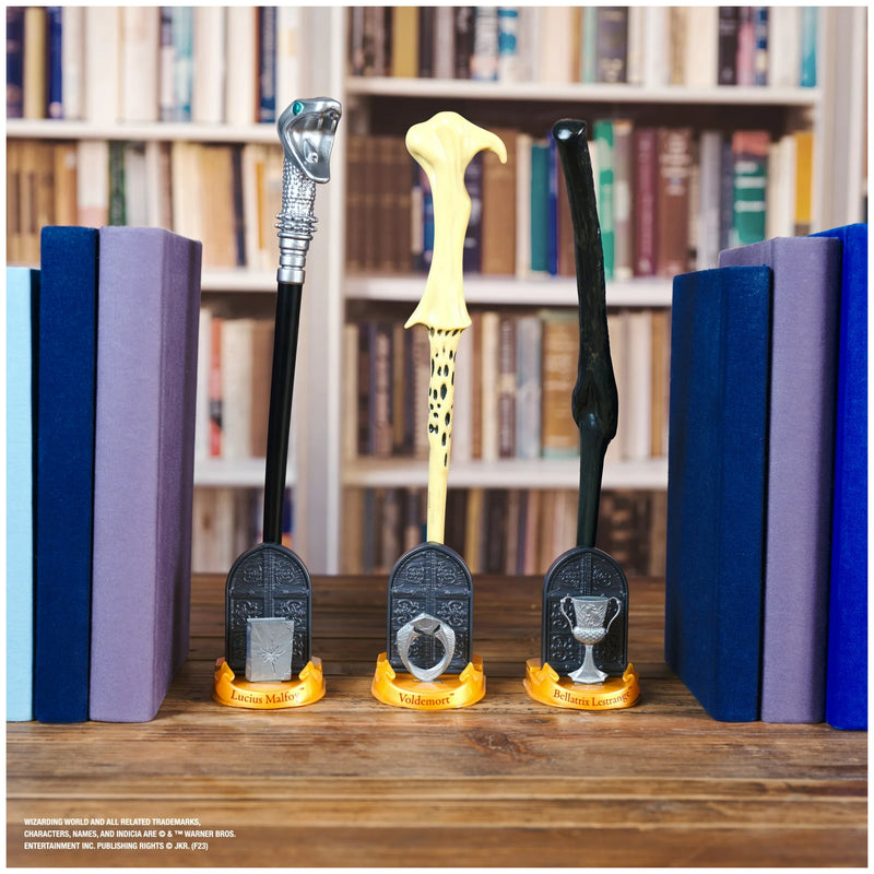 Chargez l&#39;image dans la visionneuse de la galerie, Harry Potter Wizarding World Magical Artifacts Series Mystery Wand with Stand &amp; Die-Cast Icon Spellbinding Wand
