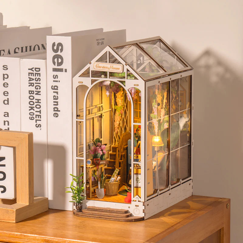 Chargez l&#39;image dans la visionneuse de la galerie, Robotime Rolife - Holiday Garden House DIY Book Nook Kit Figure
