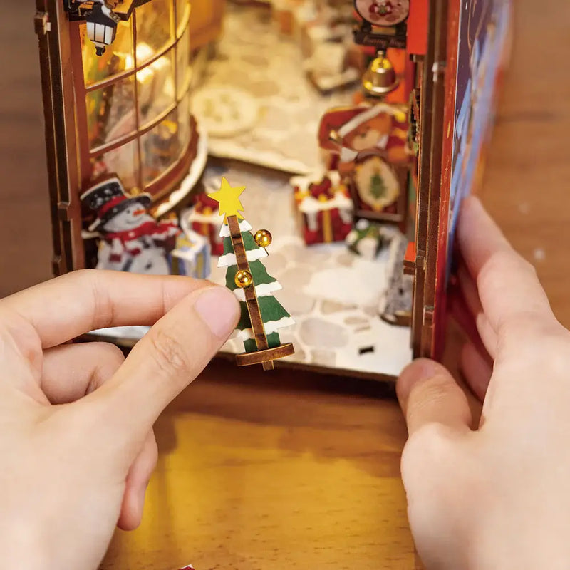 Chargez l&#39;image dans la visionneuse de la galerie, Robotime Rolife Christmas Street DIY Book Nook
