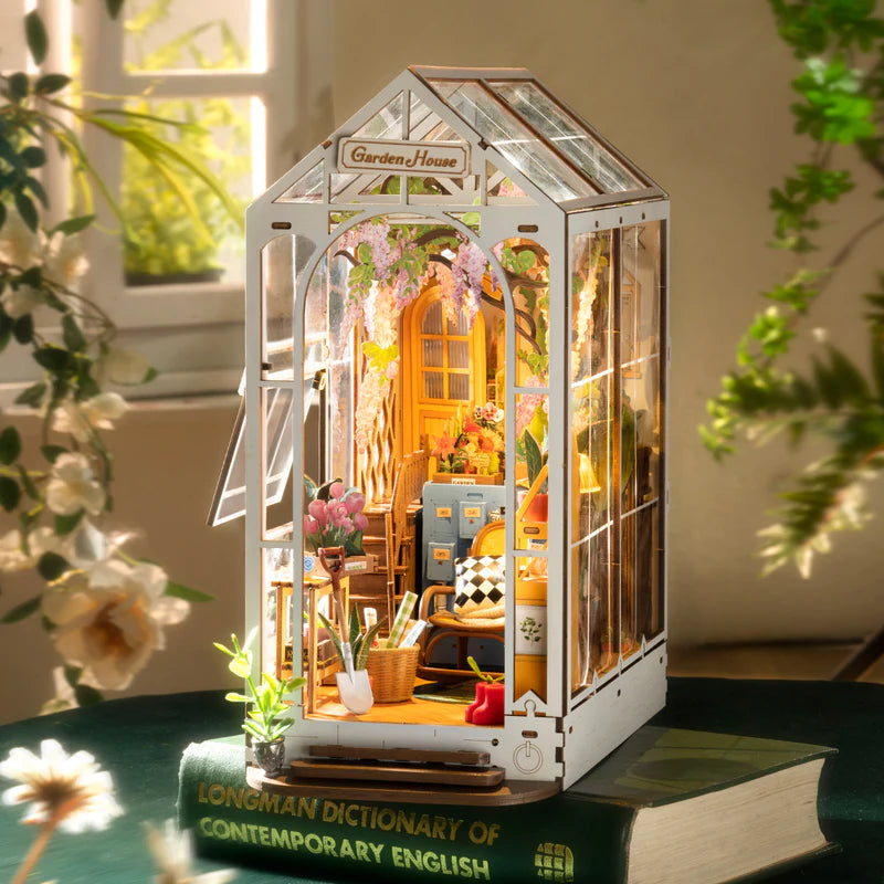 Chargez l&#39;image dans la visionneuse de la galerie, Robotime Rolife - Holiday Garden House DIY Book Nook Kit Figure
