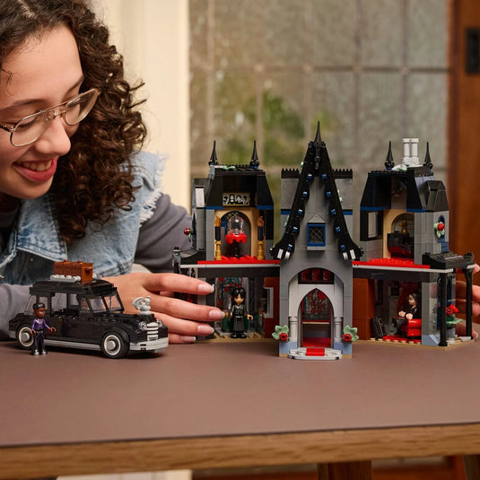 Lego: Wednesday Addams - Morticia's Cottage Figure