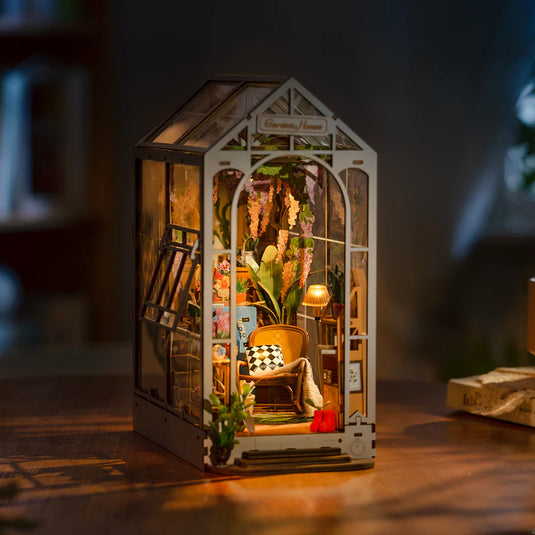 Robotime Rolife - Holiday Garden House DIY Book Nook Kit Figure