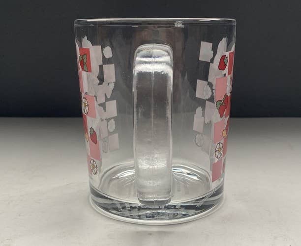 Chargez l'image dans la visionneuse de la galerie, Strawberry Shortcake - Checkered Standing Pose 17.5z Glass Mug
