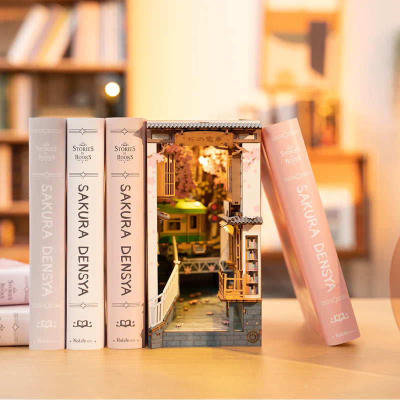 Chargez l&#39;image dans la visionneuse de la galerie, Robotime Rolife - Sakura Densya DIY Book Nook Shelf Insert Figure
