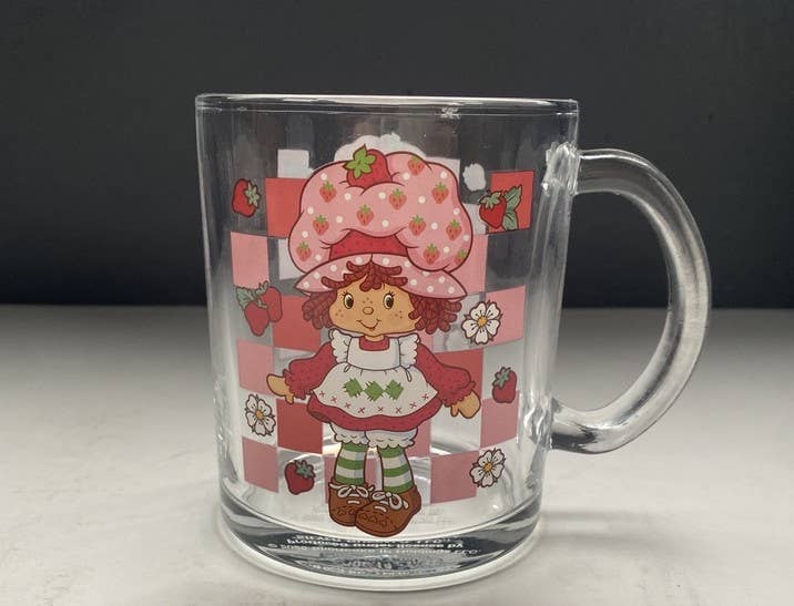Chargez l'image dans la visionneuse de la galerie, Strawberry Shortcake - Checkered Standing Pose 17.5z Glass Mug
