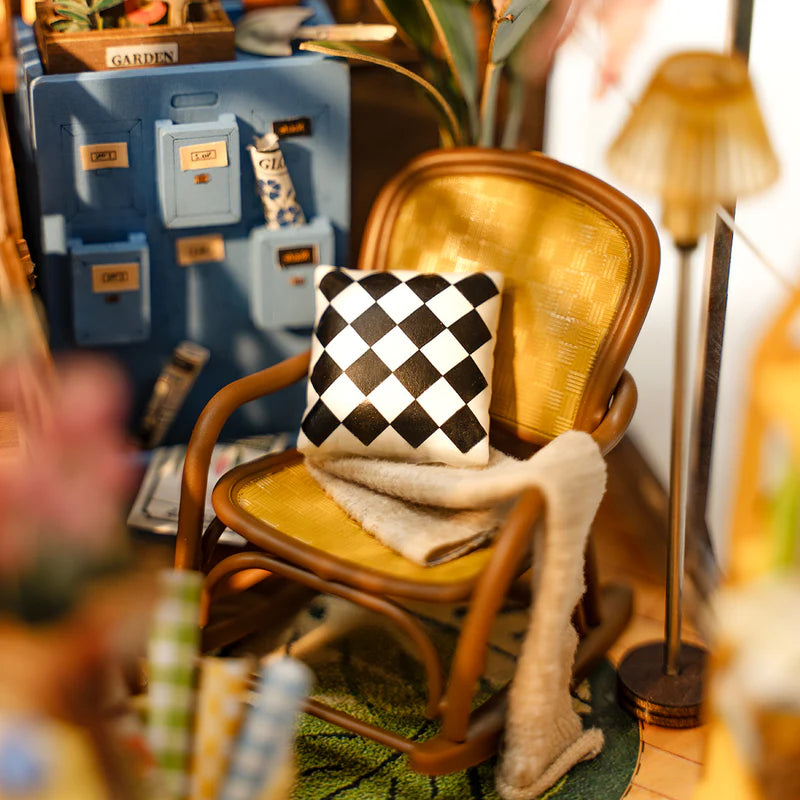 Chargez l&#39;image dans la visionneuse de la galerie, Robotime Rolife - Holiday Garden House DIY Book Nook Kit Figure
