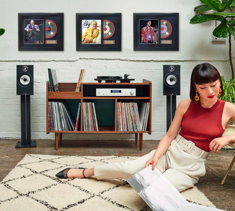 Chargez l'image dans la visionneuse de la galerie, Elvis Presley - Blue Suede Shoes Framed 45 Gold Record Display
