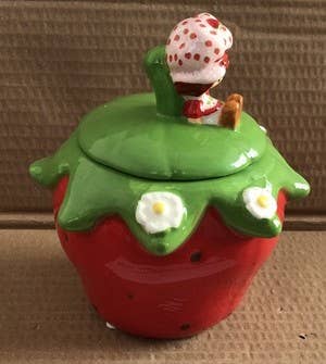 Cargue la imagen en el visor de la galería, Strawberry Shortcake Sitting Small Sculpted Ceramic Cookie Jar
