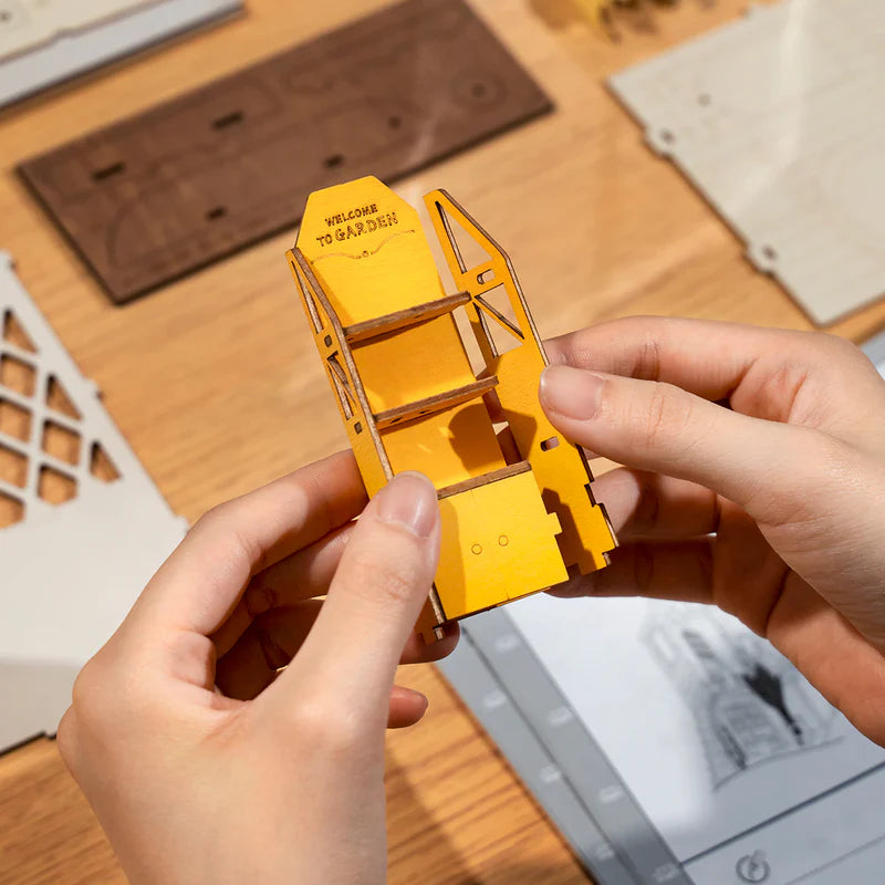 Chargez l&#39;image dans la visionneuse de la galerie, Robotime Rolife - Holiday Garden House DIY Book Nook Kit Figure
