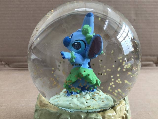 Cargue la imagen en el visor de la galería, Lilo and Stitch Sand Plants Hula 100mm Sculpted Snow Globe
