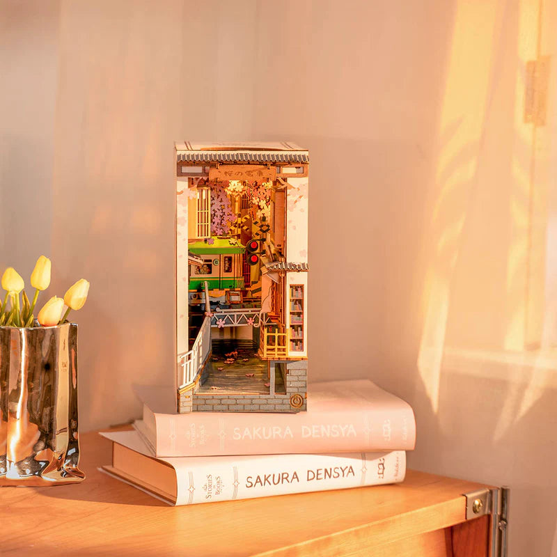 Chargez l&#39;image dans la visionneuse de la galerie, Robotime Rolife - Sakura Densya DIY Book Nook Shelf Insert Figure
