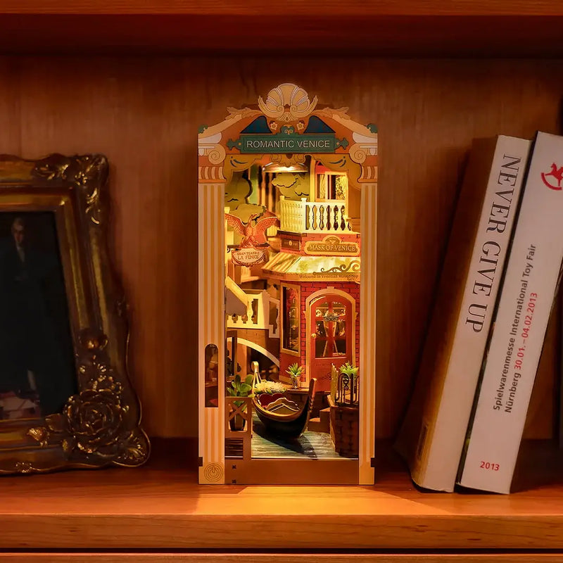Load image into Gallery viewer, Robotime - Romantic Venice Rolife DIY Book Nook Crafts figure
