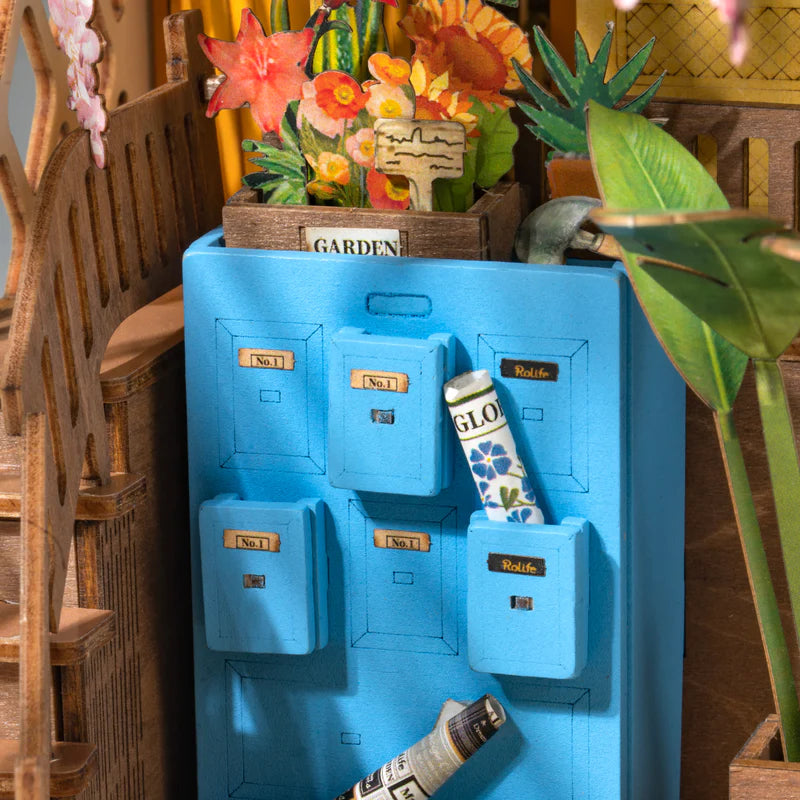 Chargez l&#39;image dans la visionneuse de la galerie, Robotime Rolife - Holiday Garden House DIY Book Nook Kit Figure
