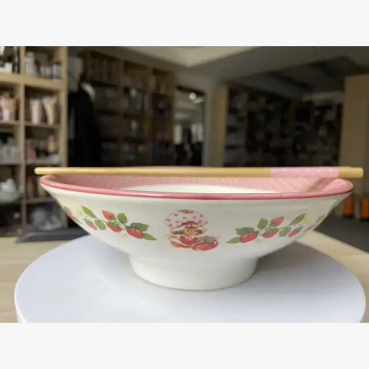 Cargue la imagen en el visor de la galería, Strawberry Shortcake - Vintage Berries 30oz Ceramic Ramen Bowl
