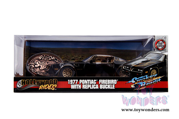 Hollywood Rides - Smokey and the Bandit Pontiac Firebird con réplica de hebilla (1977, coche modelo fundido a escala 1:24, negro)