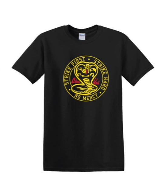 Cobra Kai: Staike First - Strike Hard - Camiseta No Mercy Sir