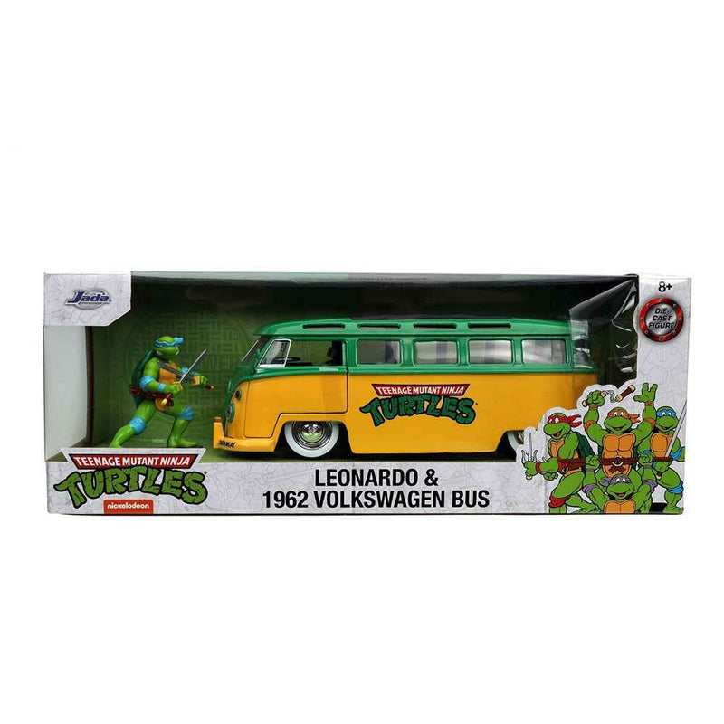 Cargue la imagen en el visor de la galería, Tortugas Ninja - Coche Volkswagen Bus Diecast de 1962, escala 1:24, con figura de Leonardo de 2,75&quot;
