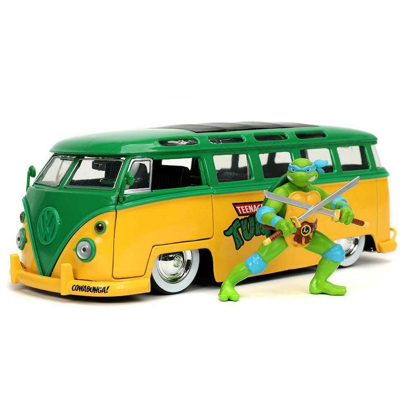 Cargue la imagen en el visor de la galería, Tortugas Ninja - Coche Volkswagen Bus Diecast de 1962, escala 1:24, con figura de Leonardo de 2,75&quot;
