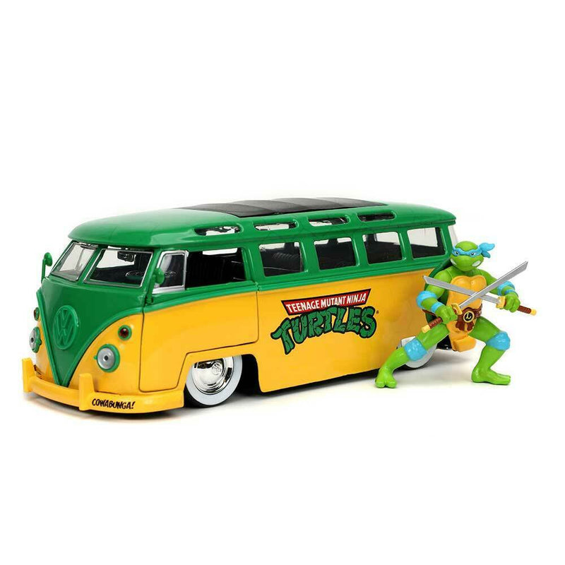 Cargue la imagen en el visor de la galería, Tortugas Ninja - Coche Volkswagen Bus Diecast de 1962, escala 1:24, con figura de Leonardo de 2,75&quot;
