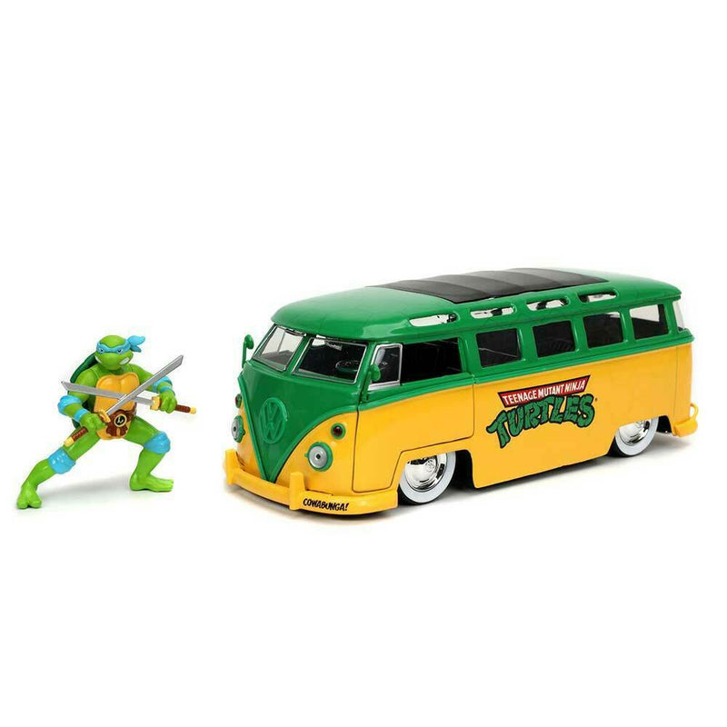 Cargue la imagen en el visor de la galería, Tortugas Ninja - Coche Volkswagen Bus Diecast de 1962, escala 1:24, con figura de Leonardo de 2,75&quot;
